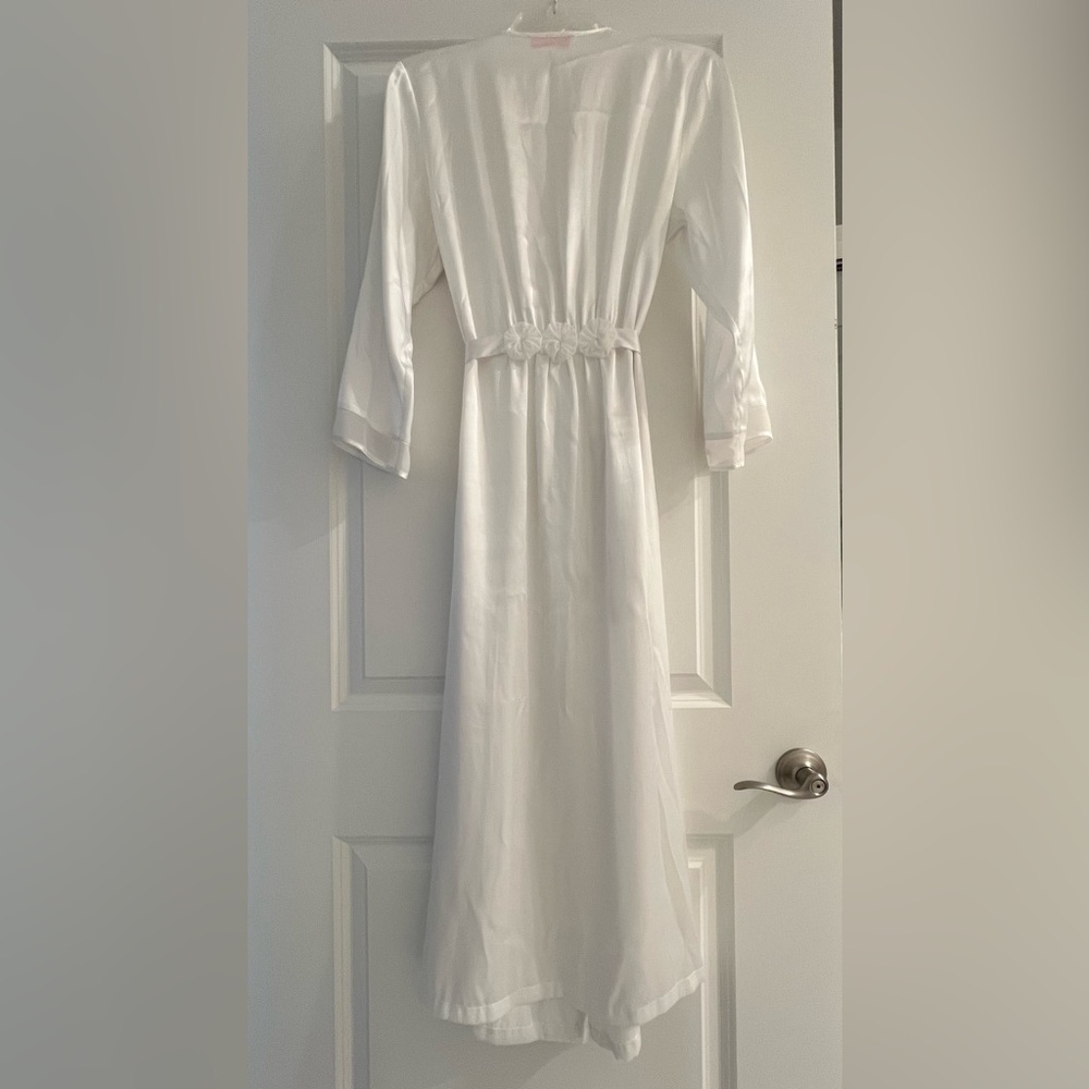 Elegant White Robe - Picture 2 of 10